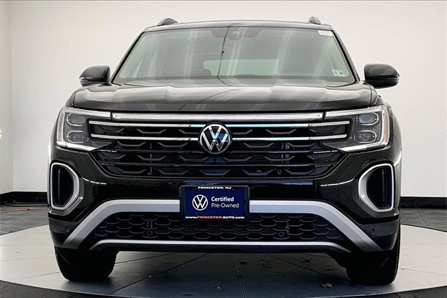 Used 2025 Volkswagen Atlas Peak Edition SE image 3