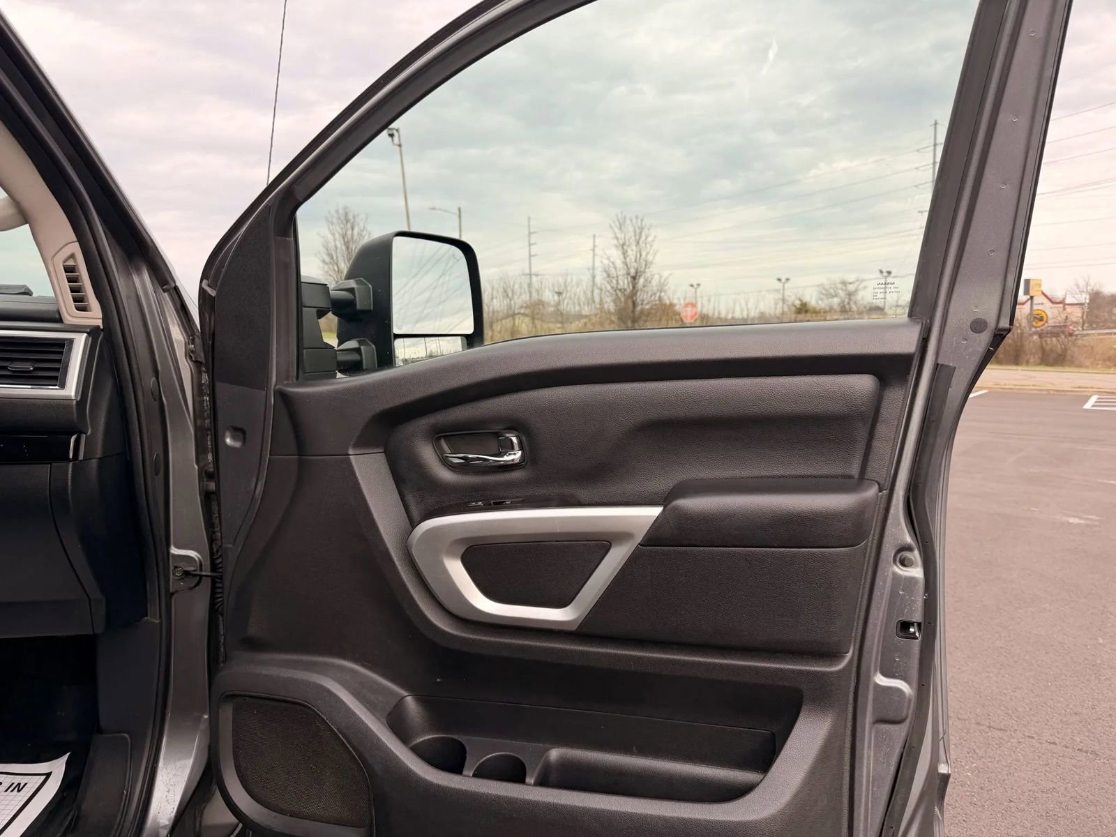 Used 2019 Nissan Titan SV w/ SV Convenience Package image 15