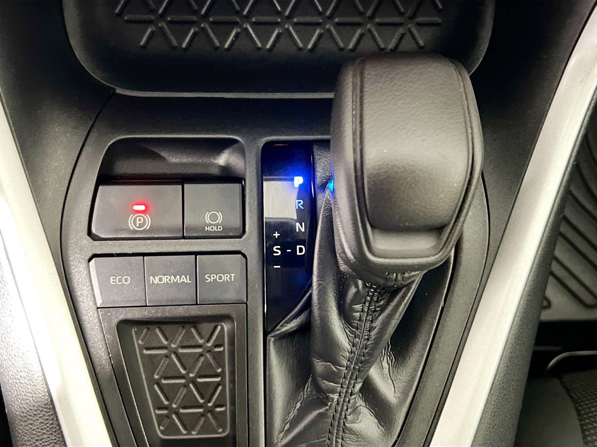 Used 2019 Toyota RAV4 LE image 24