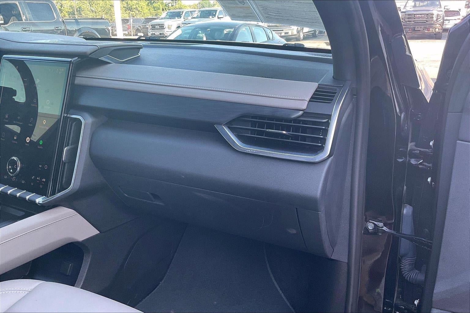 Used 2026 GMC Acadia Elevation w/ Elevation Premium Package FWD image 17