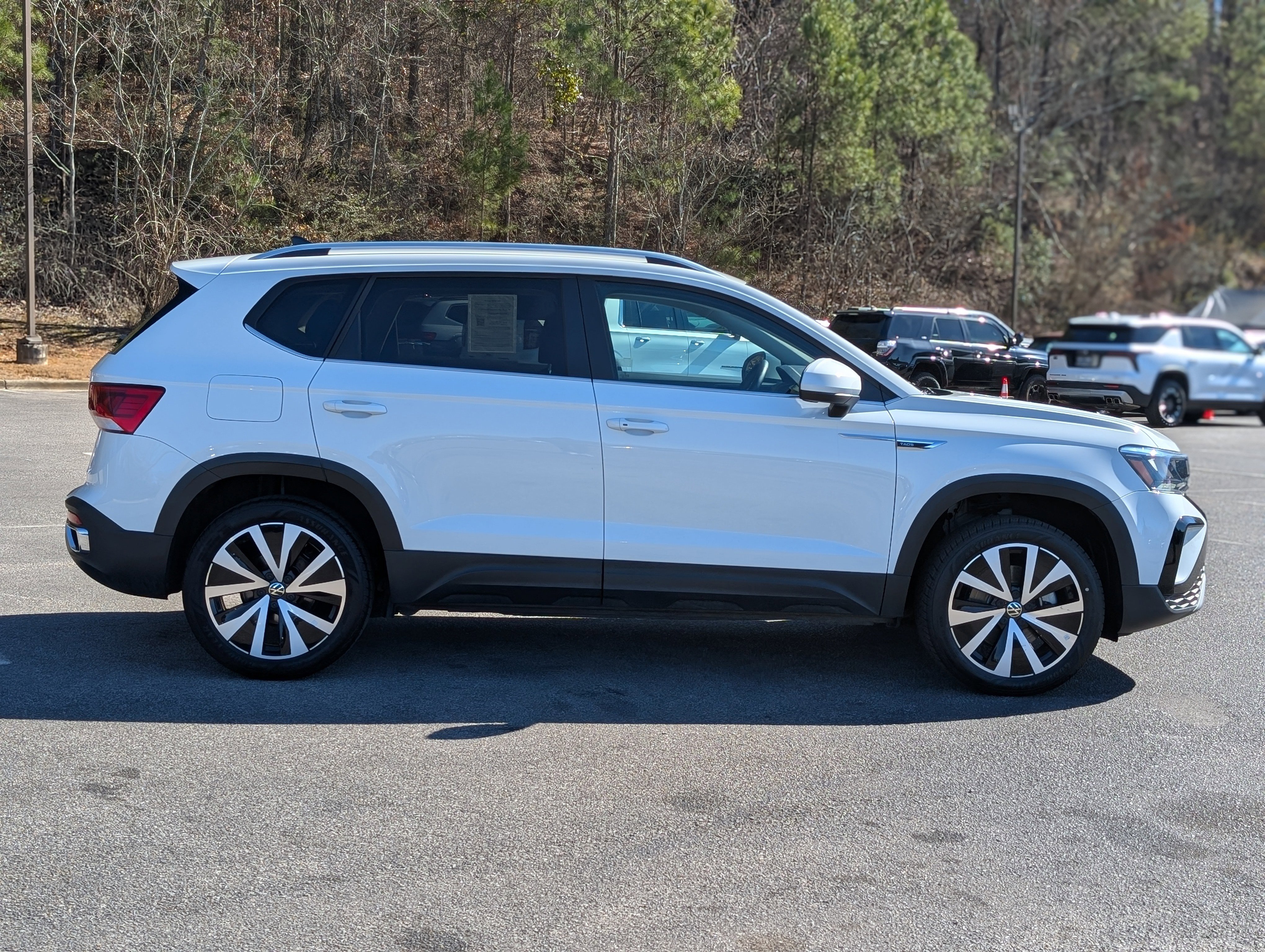 Used 2024 Volkswagen Taos SE w/ MDO Package FWD image 10