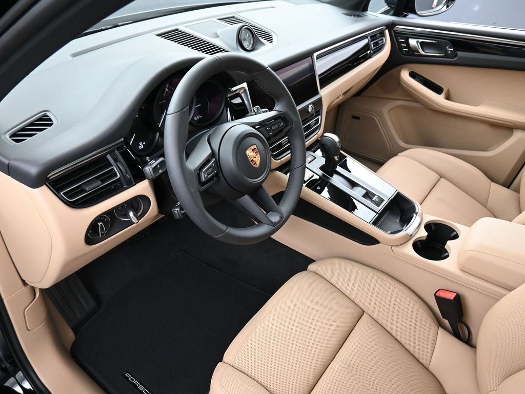 Certified 2026 Porsche Macan AWD/4WD image 4