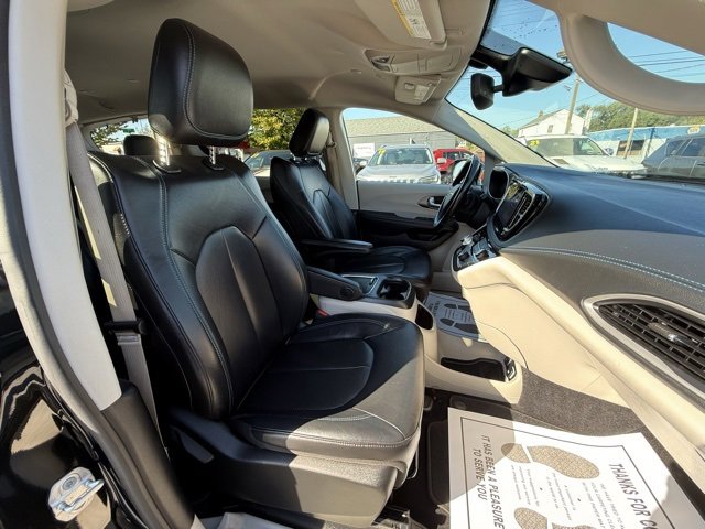 Certified 2021 Chrysler Pacifica Touring-L image 20