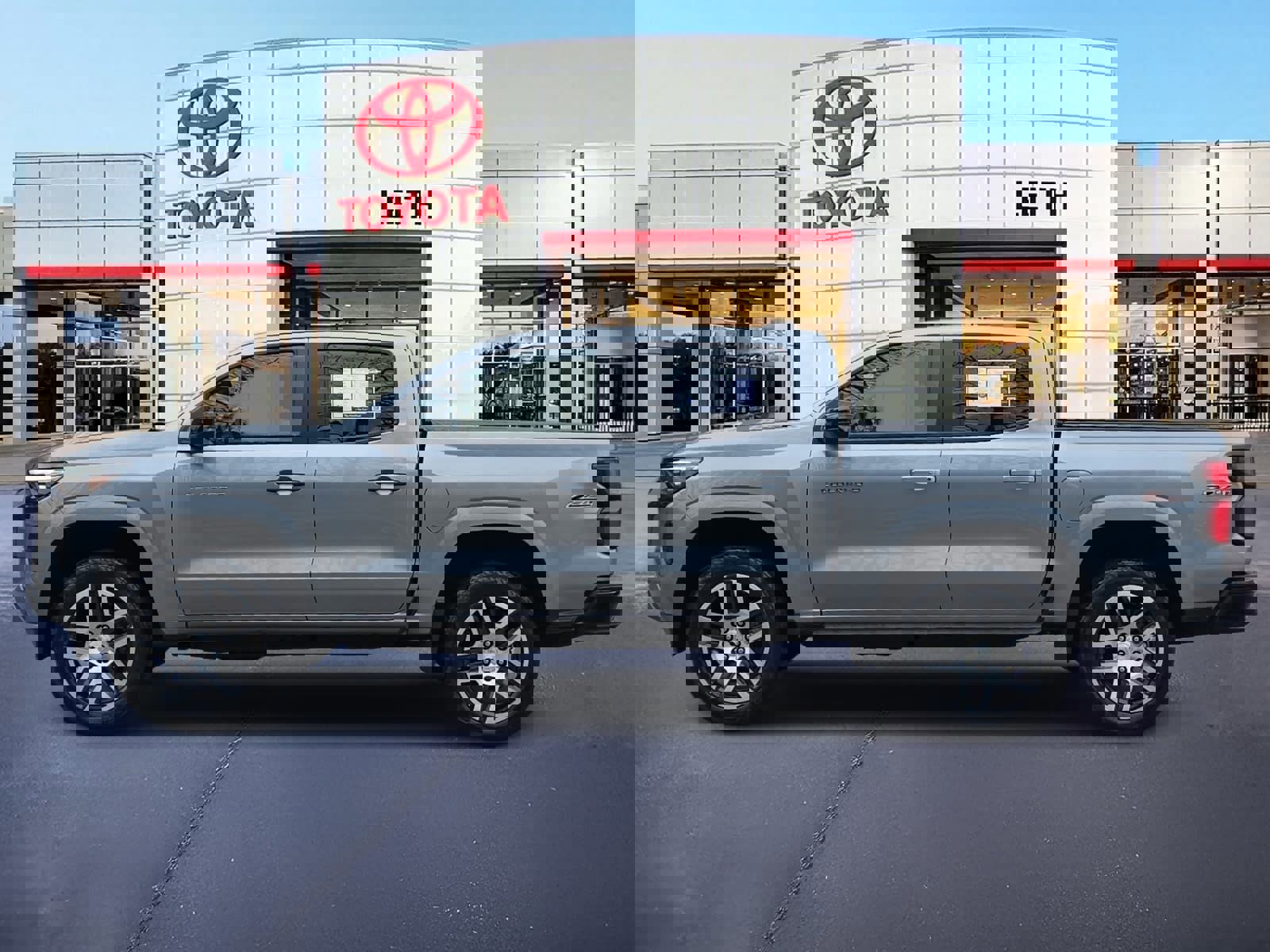 Used 2023 Chevrolet Colorado Z71 w/ Z71 Convenience Package 2 image 8