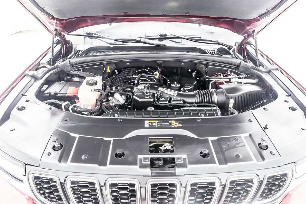 Used 2023 Jeep Grand Cherokee Laredo AWD/4WD image 39
