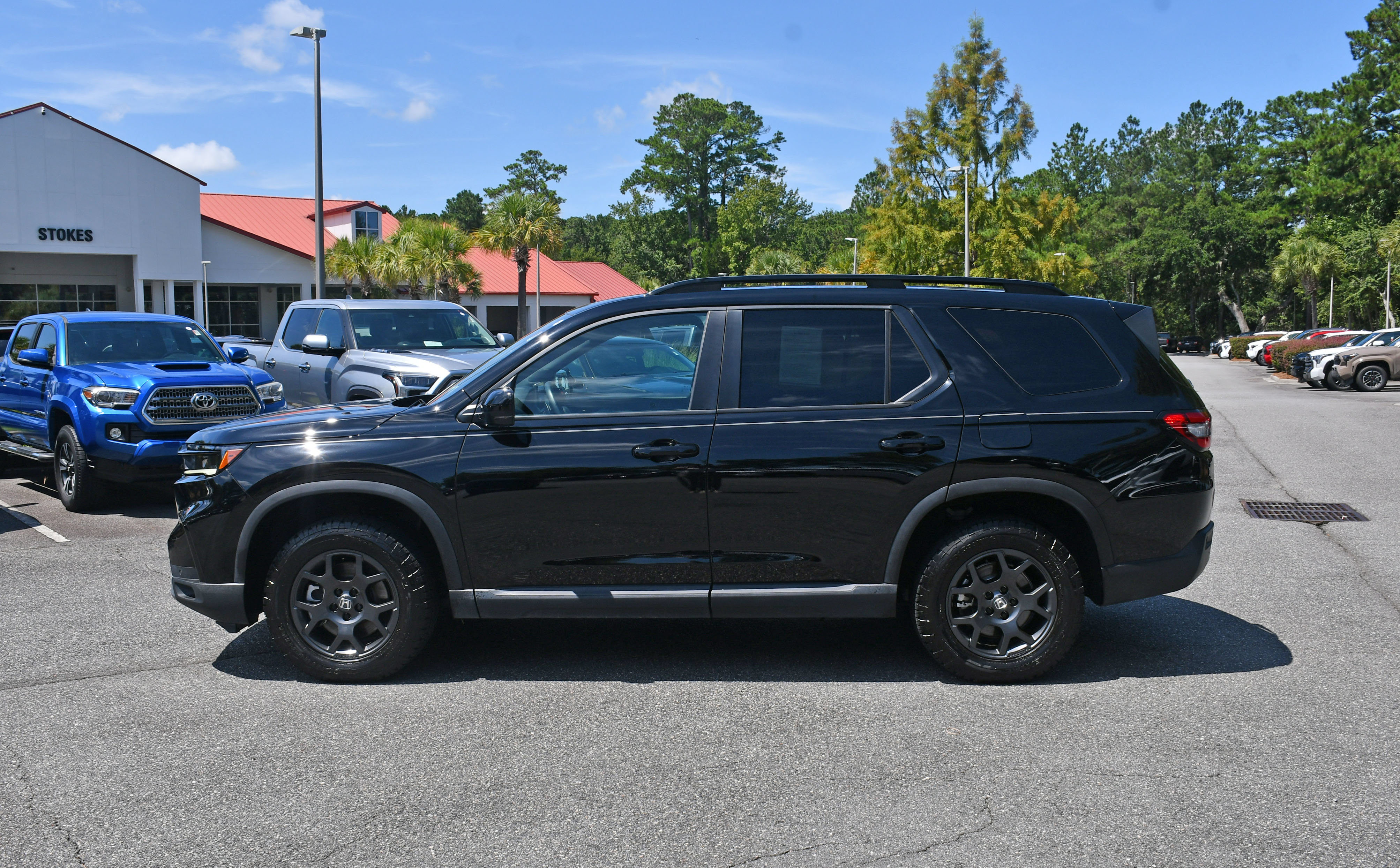 Used 2025 Honda Pilot TrailSport image 2
