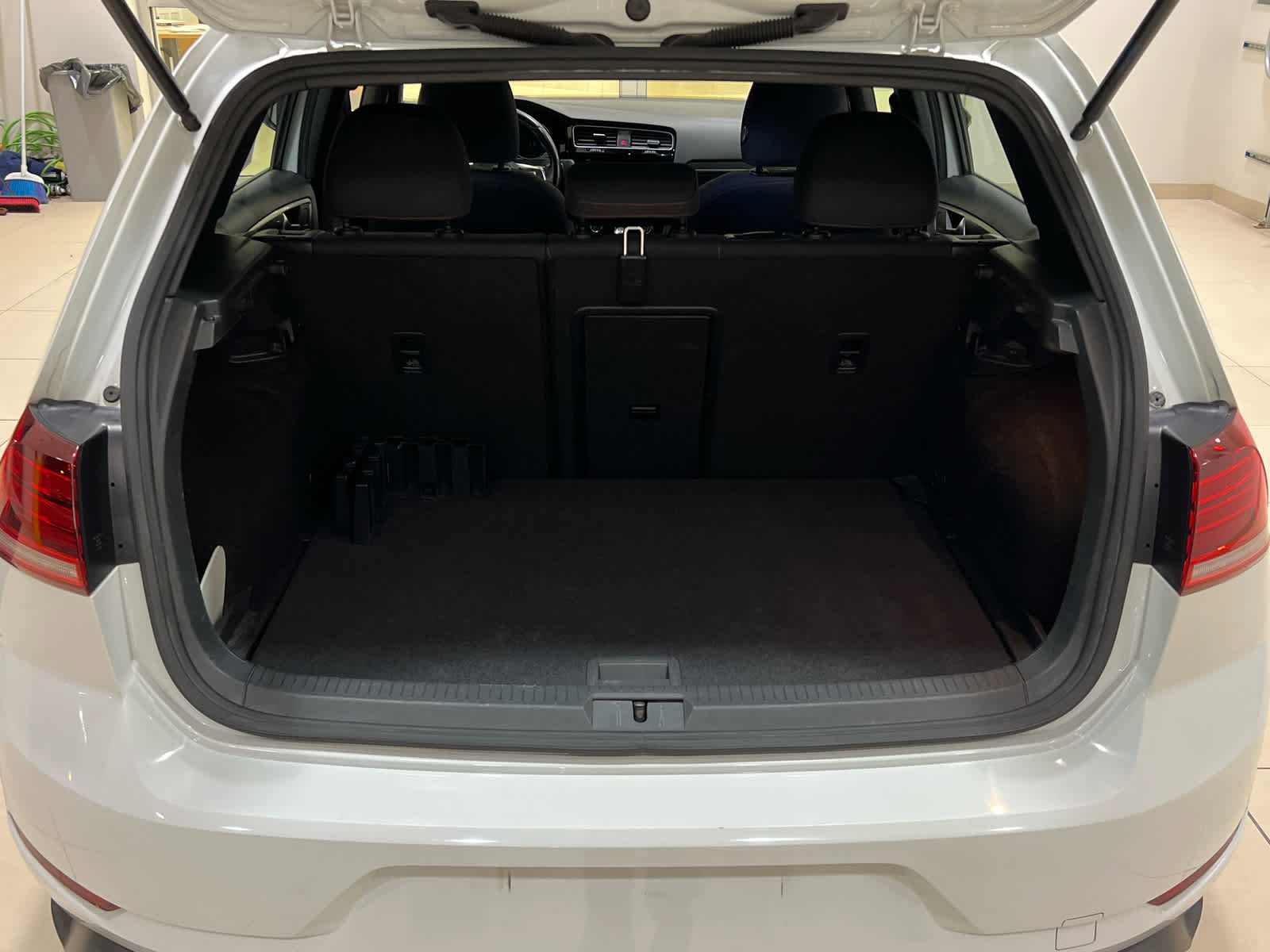 Used 2018 Volkswagen GTI SE image 13