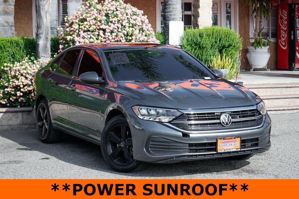Used 2022 Volkswagen Jetta SE FWD image 2