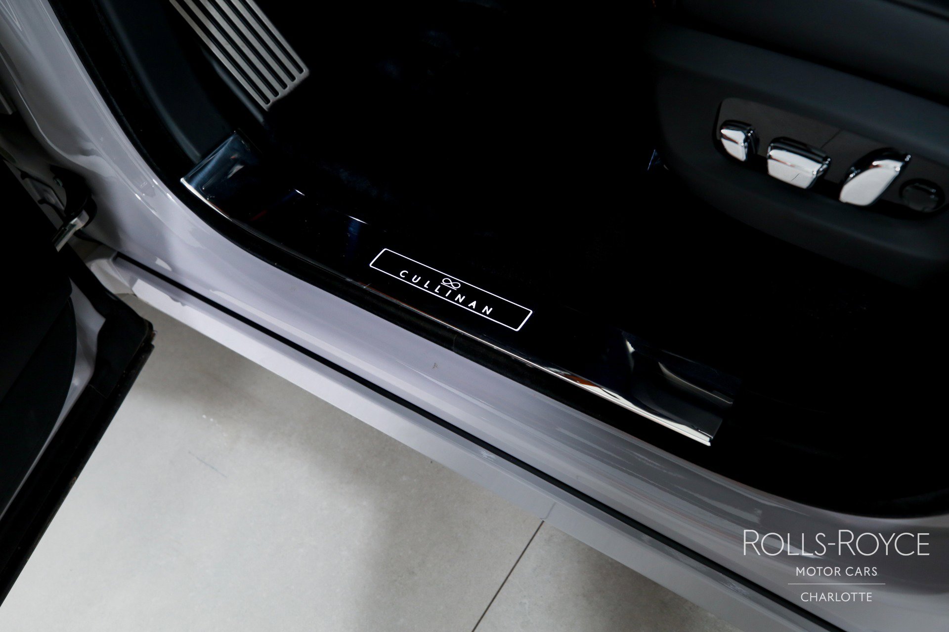 Used 2026 Rolls-Royce Cullinan Black Badge image 17