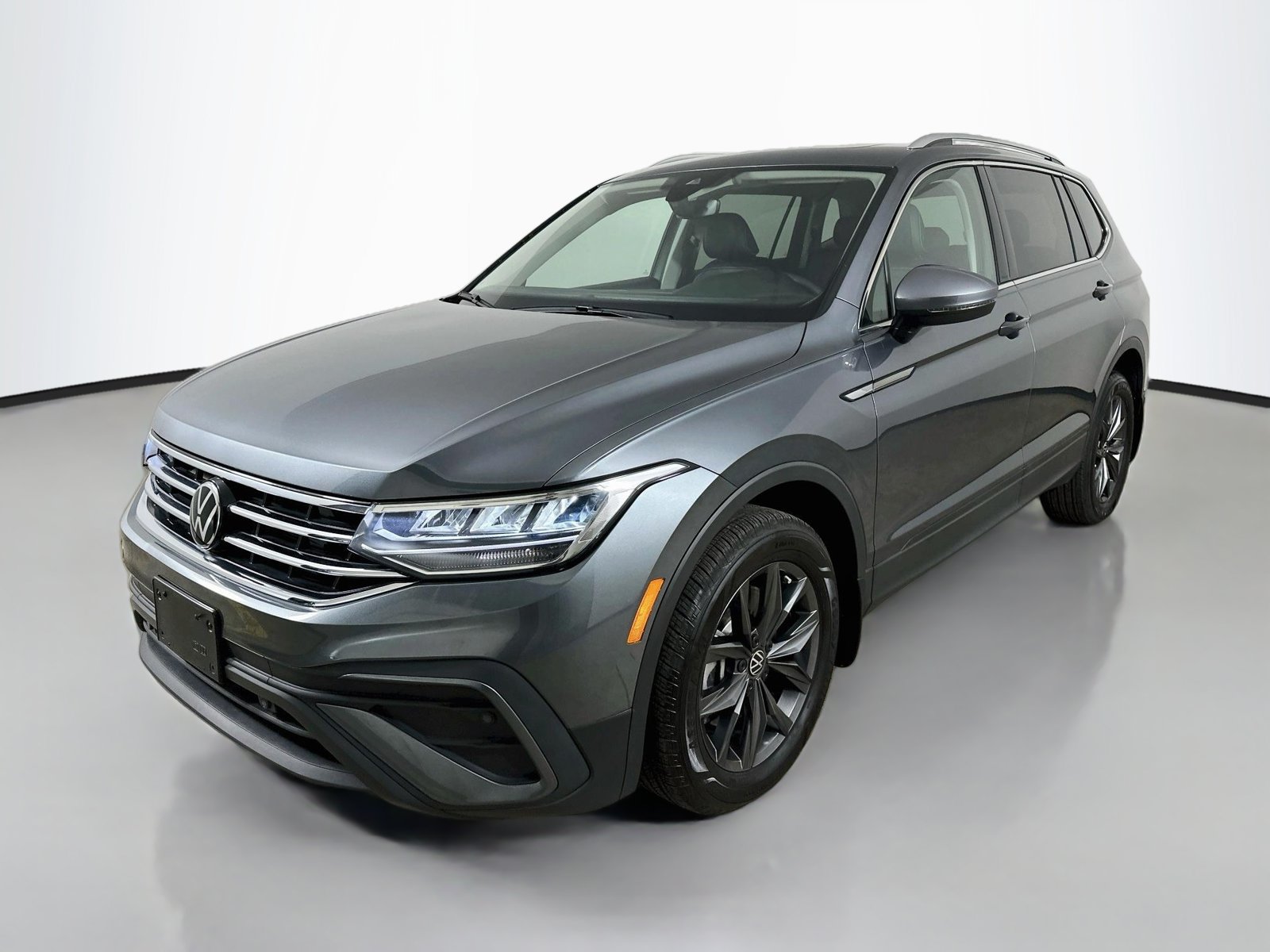 Used 2024 Volkswagen Tiguan SE w/ Panoramic Sunroof Package