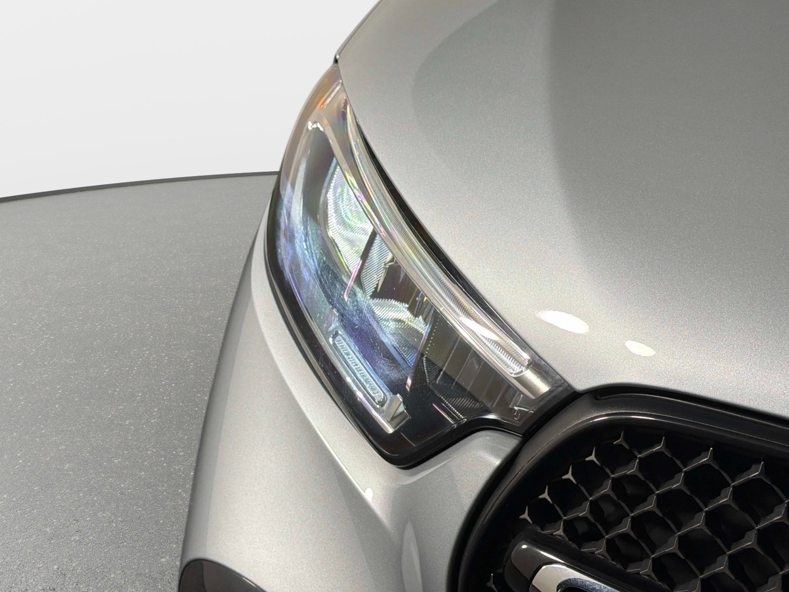 Used 2025 Mercedes-Benz GLC 300 4MATIC w/ AMG Line image 9