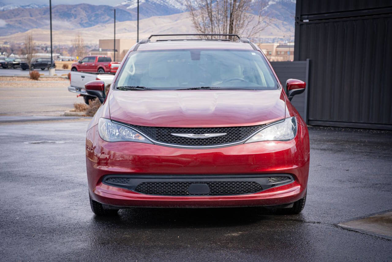 Used 2021 Chrysler Voyager Lxi image 2