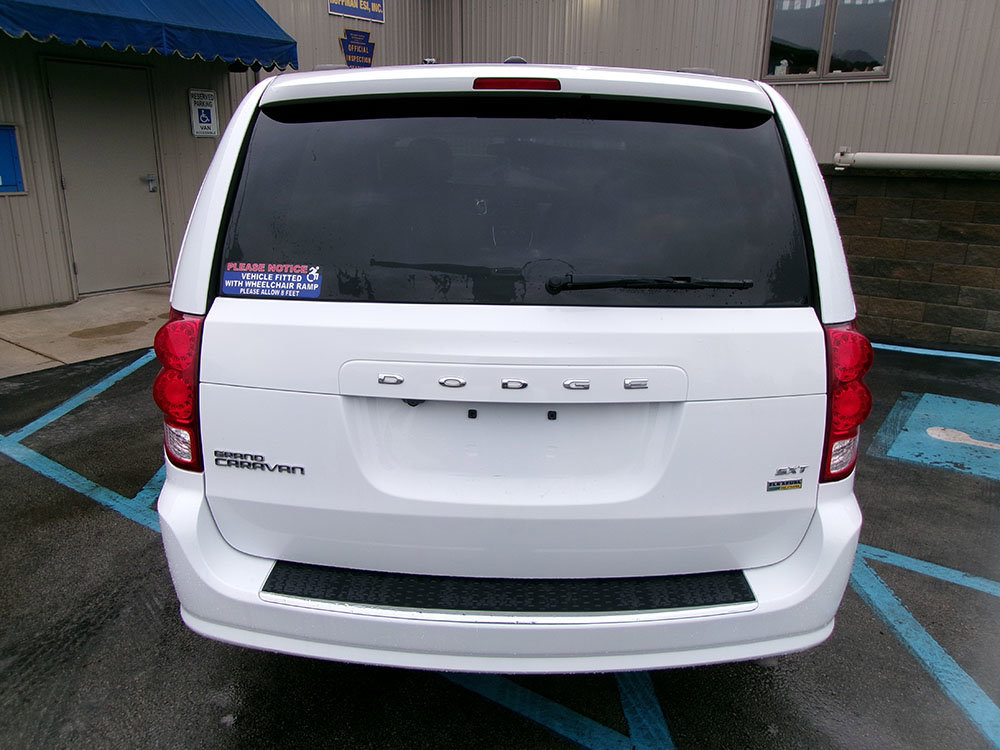 Used 2017 Dodge Grand Caravan SXT image 4