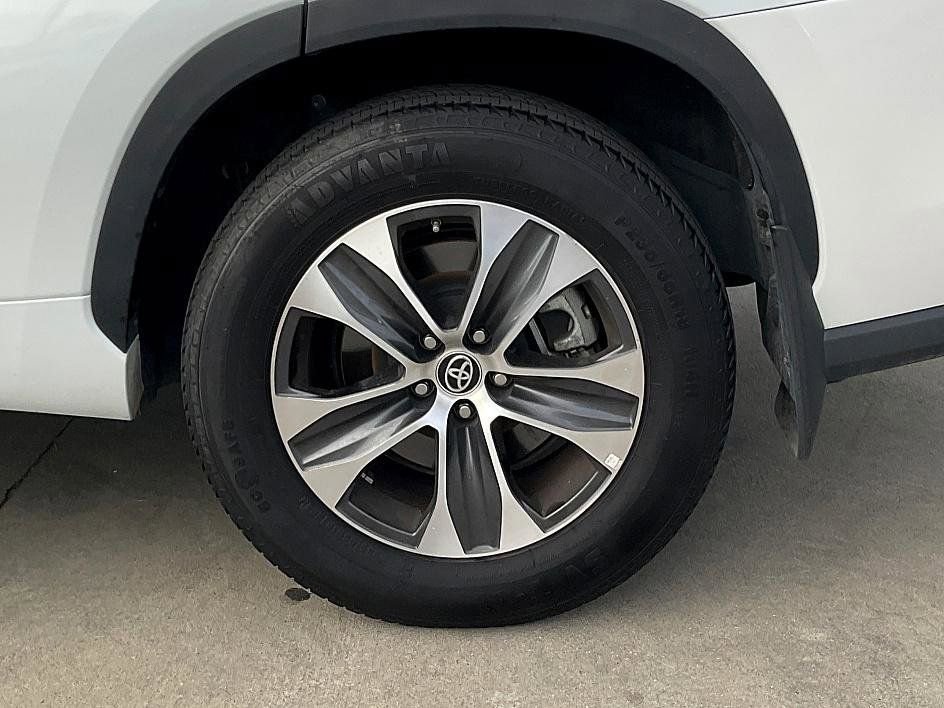Used 2023 Toyota Highlander XLE image 13