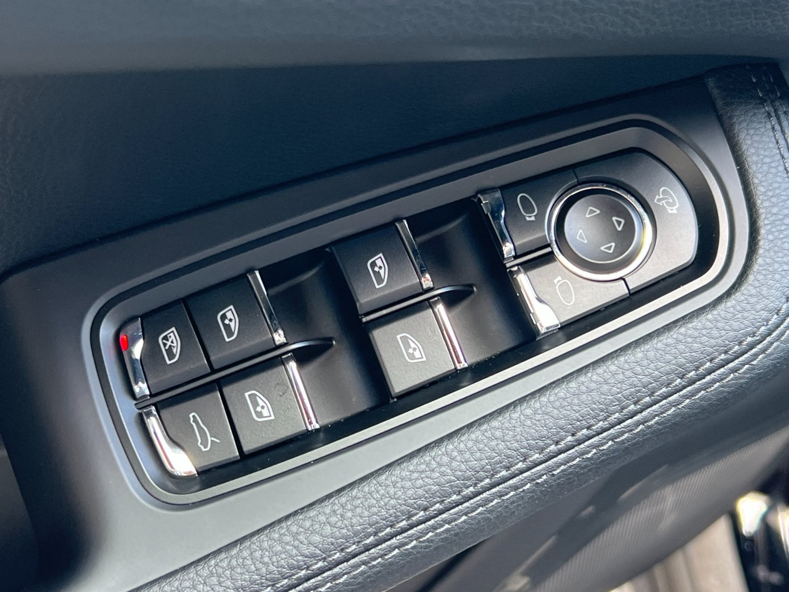 Certified 2026 Porsche Macan AWD/4WD image 13