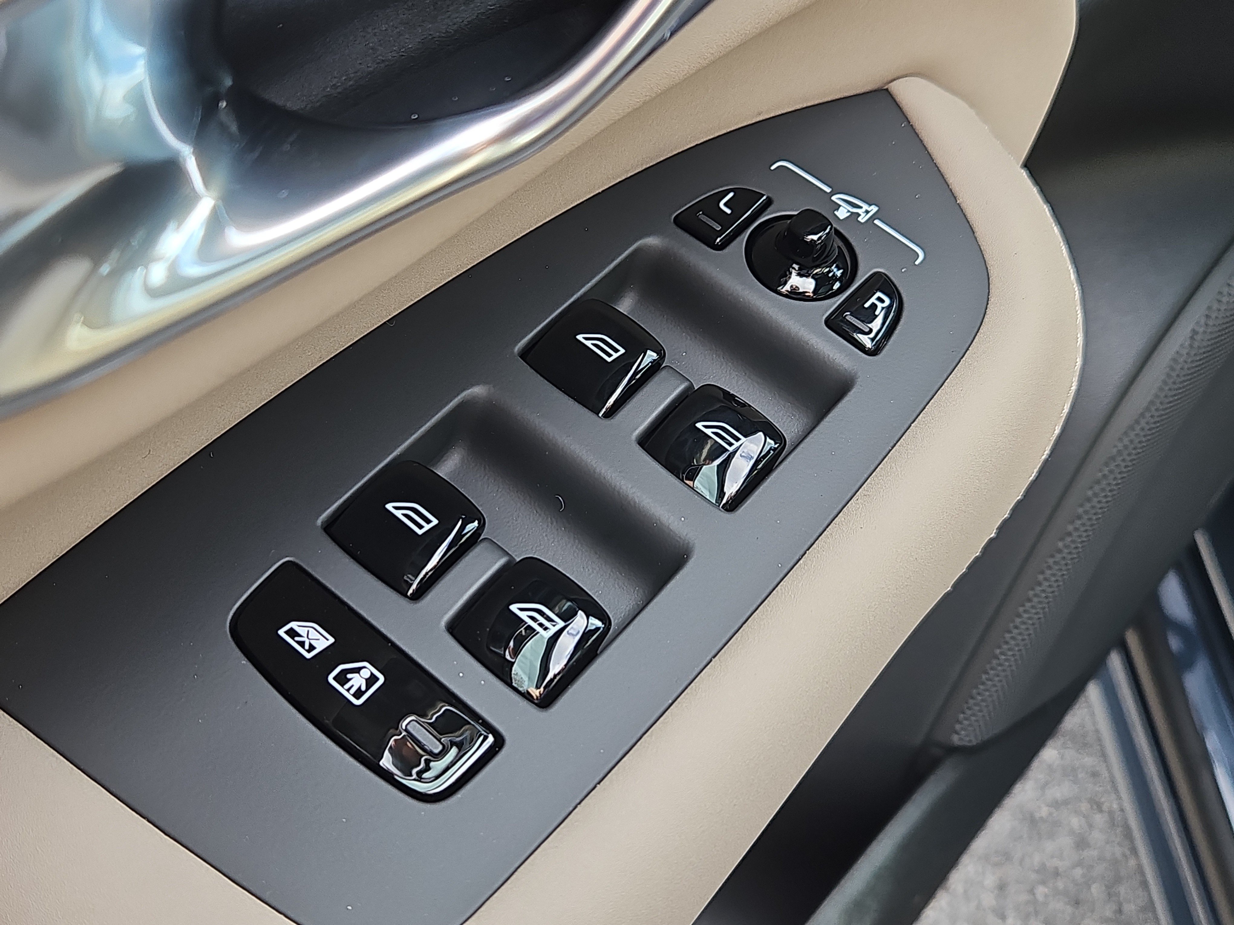 New 2026 Volvo XC90 B6 Plus w/ Protection Package Premier AWD/4WD image 18