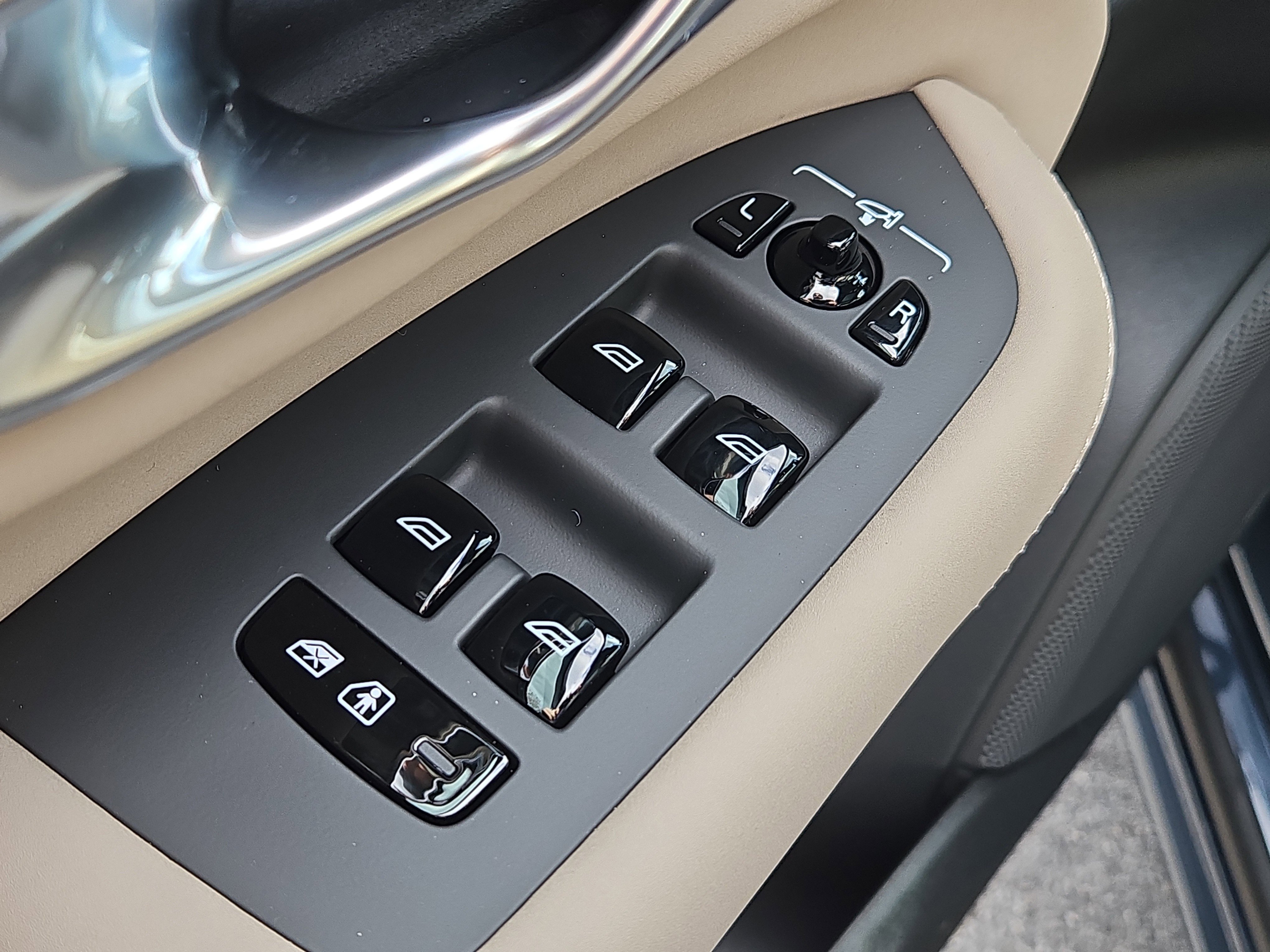 New 2026 Volvo XC90 B6 Plus w/ Protection Package Premier image 18