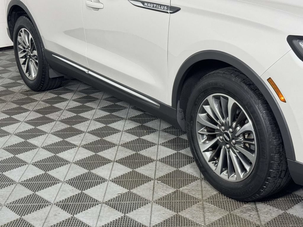 Used 2019 Lincoln Nautilus Select AWD/4WD image 12