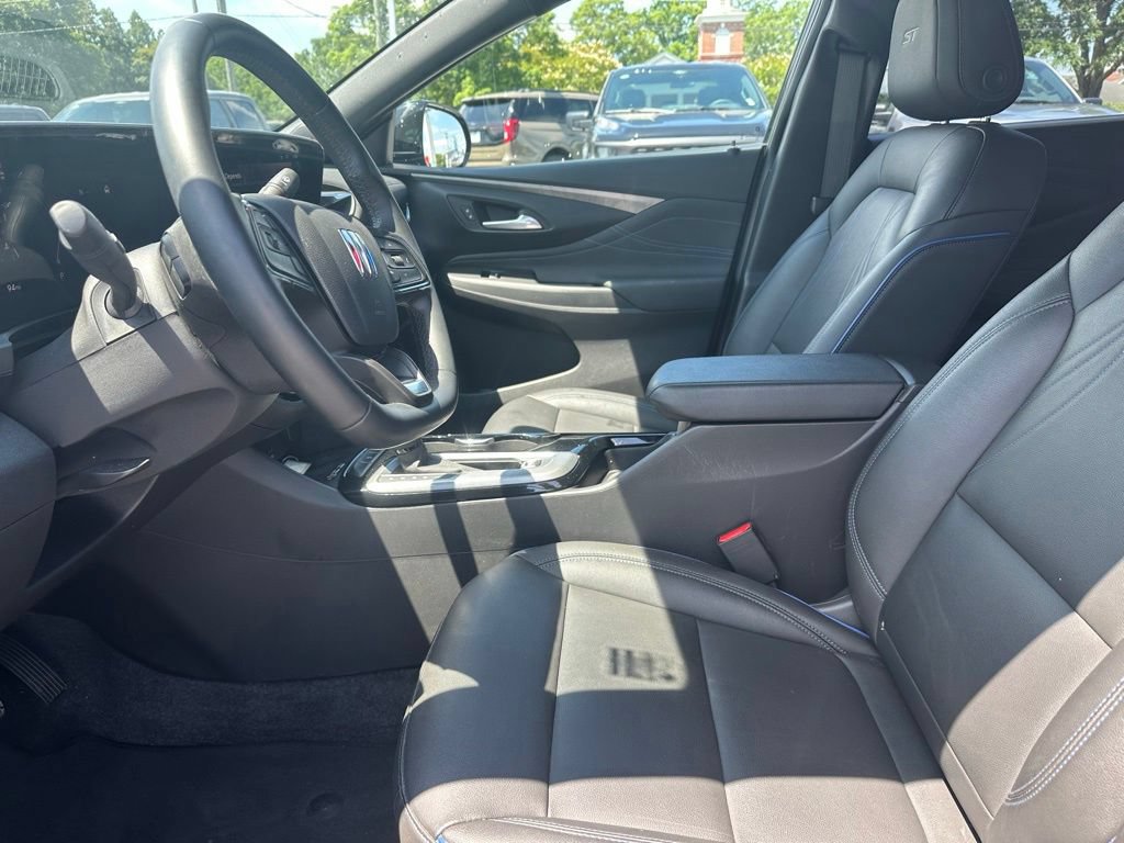 Used 2025 Buick Envista Sport Touring w/ Convenience II Package FWD image 9