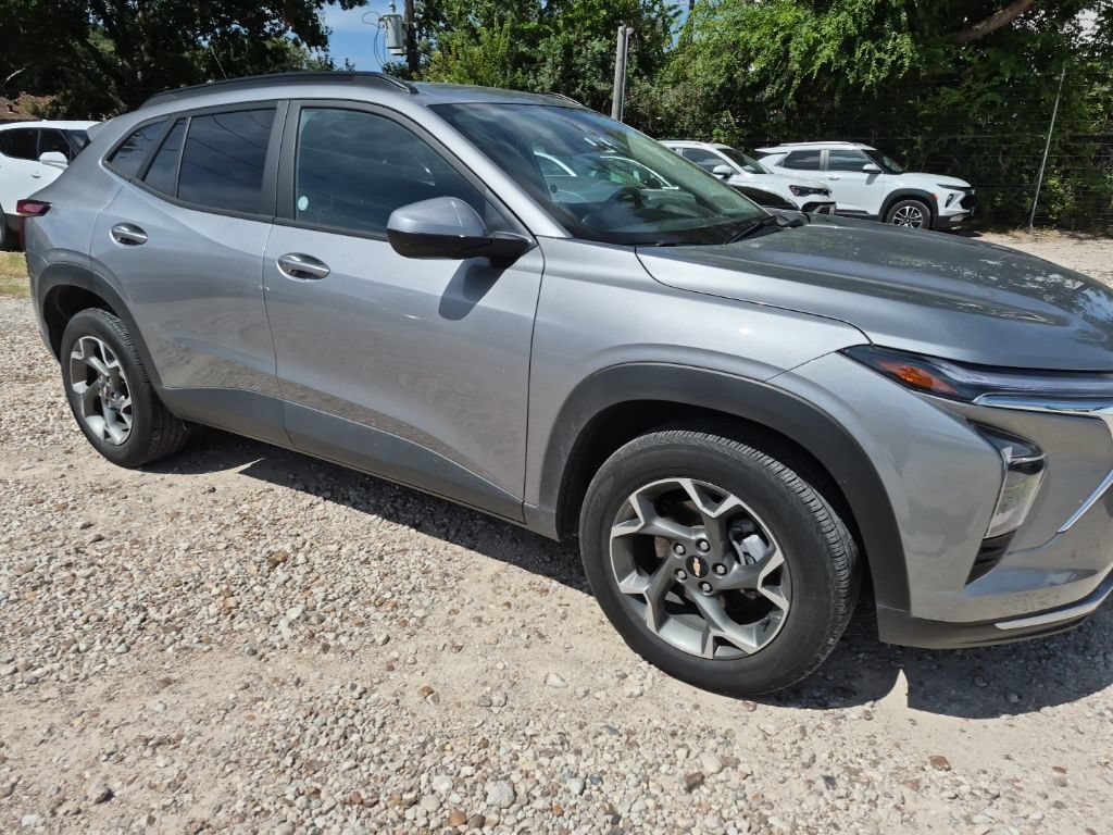 Used 2025 Chevrolet Trax LT w/ LT Convenience Package FWD image 4