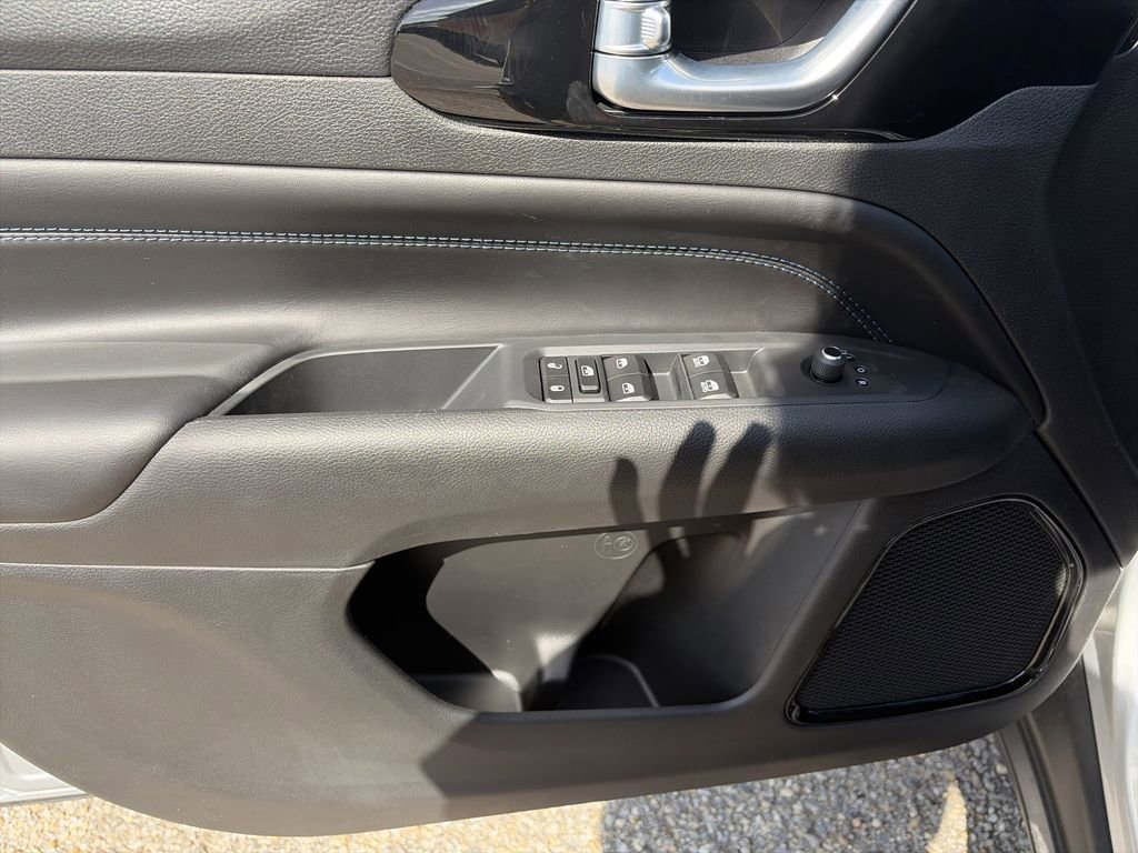 New 2026 Jeep Compass Latitude image 18