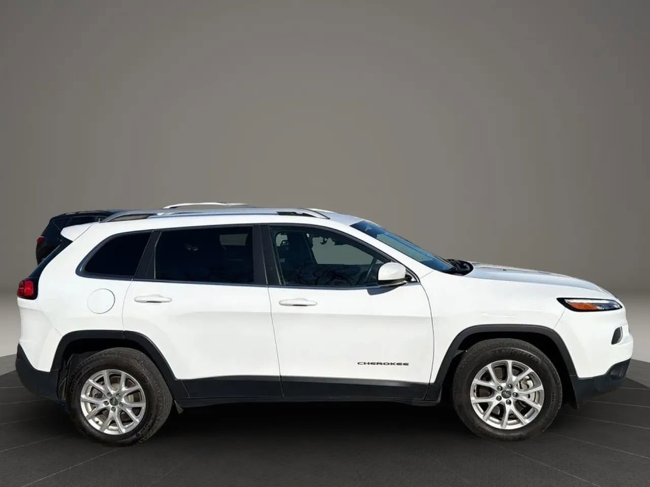 Used 2016 Jeep Cherokee Latitude w/ Cold Weather Group AWD/4WD image 15