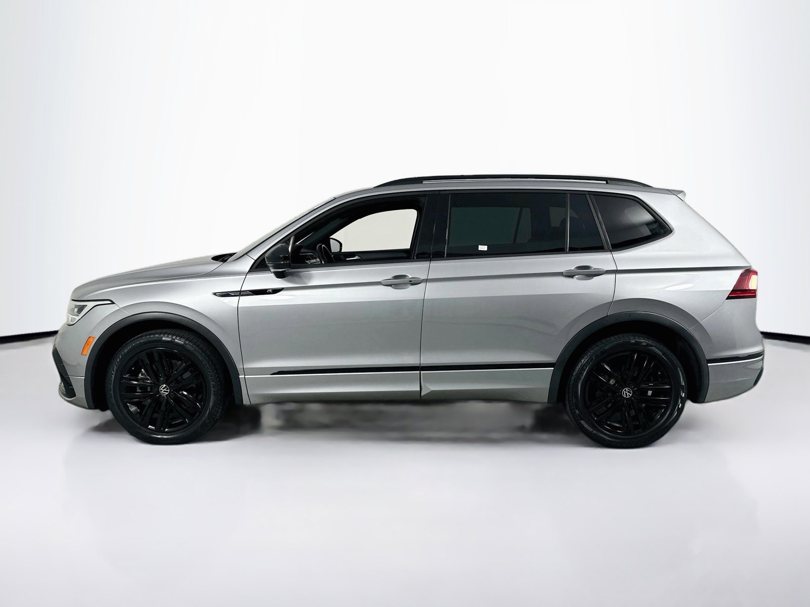 Used 2022 Volkswagen Tiguan SE R-Line FWD image 8