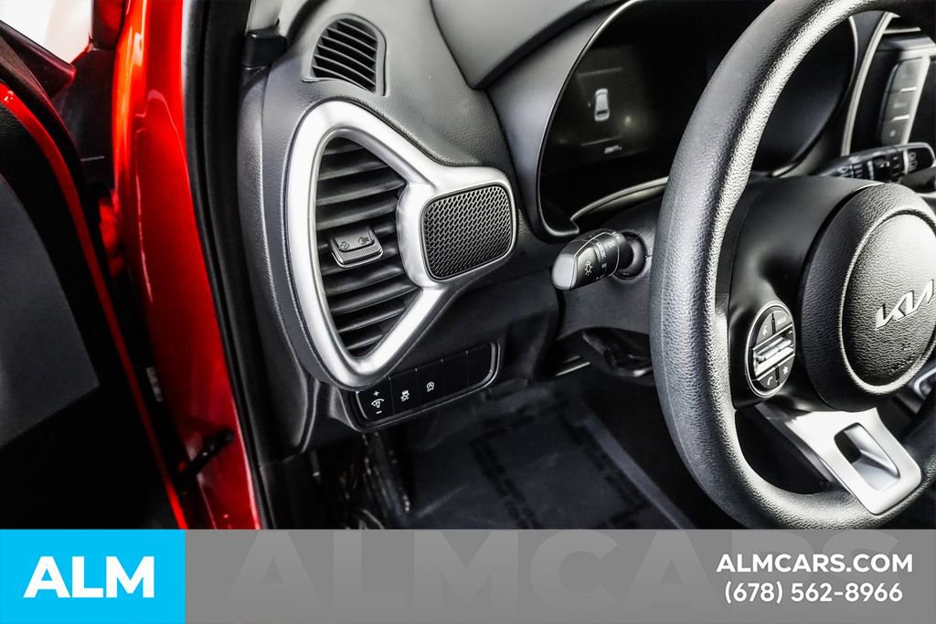 Used 2025 Kia Soul LX w/ LX Technology Package FWD image 30