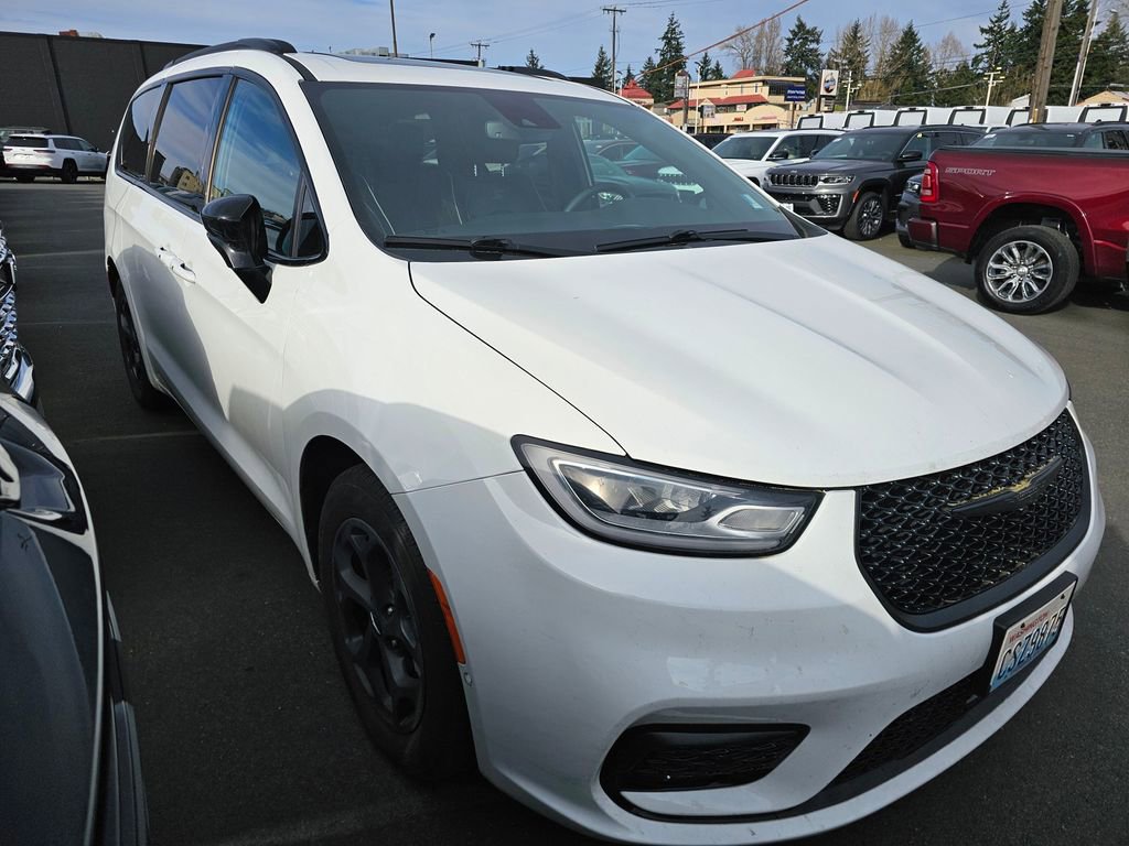 Used 2023 Chrysler Pacifica Limited w/ S Appearance Package image 1