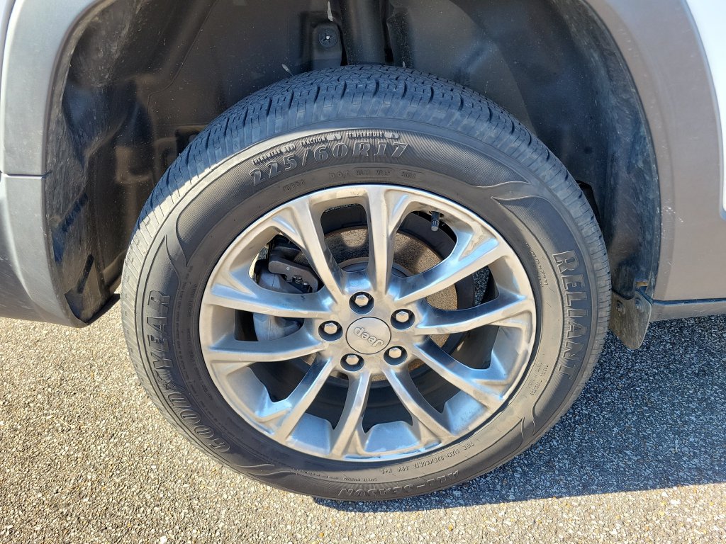Used 2020 Jeep Cherokee Latitude Plus FWD image 12