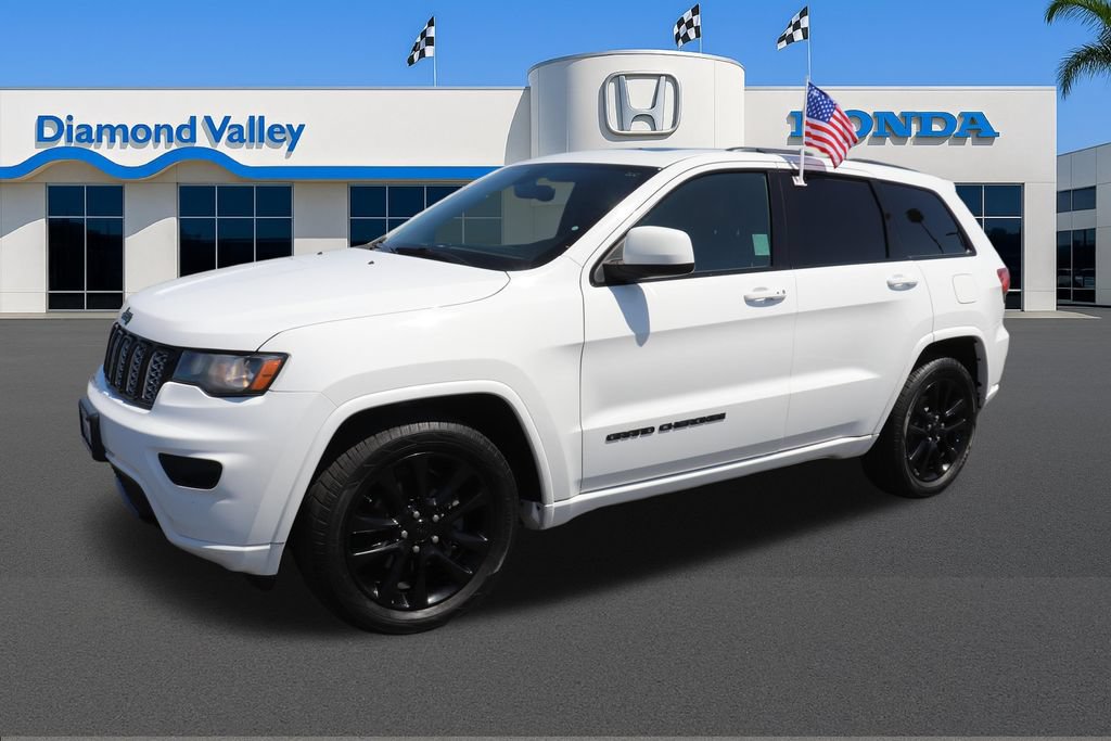 Used 2017 Jeep Grand Cherokee Altitude RWD image 3