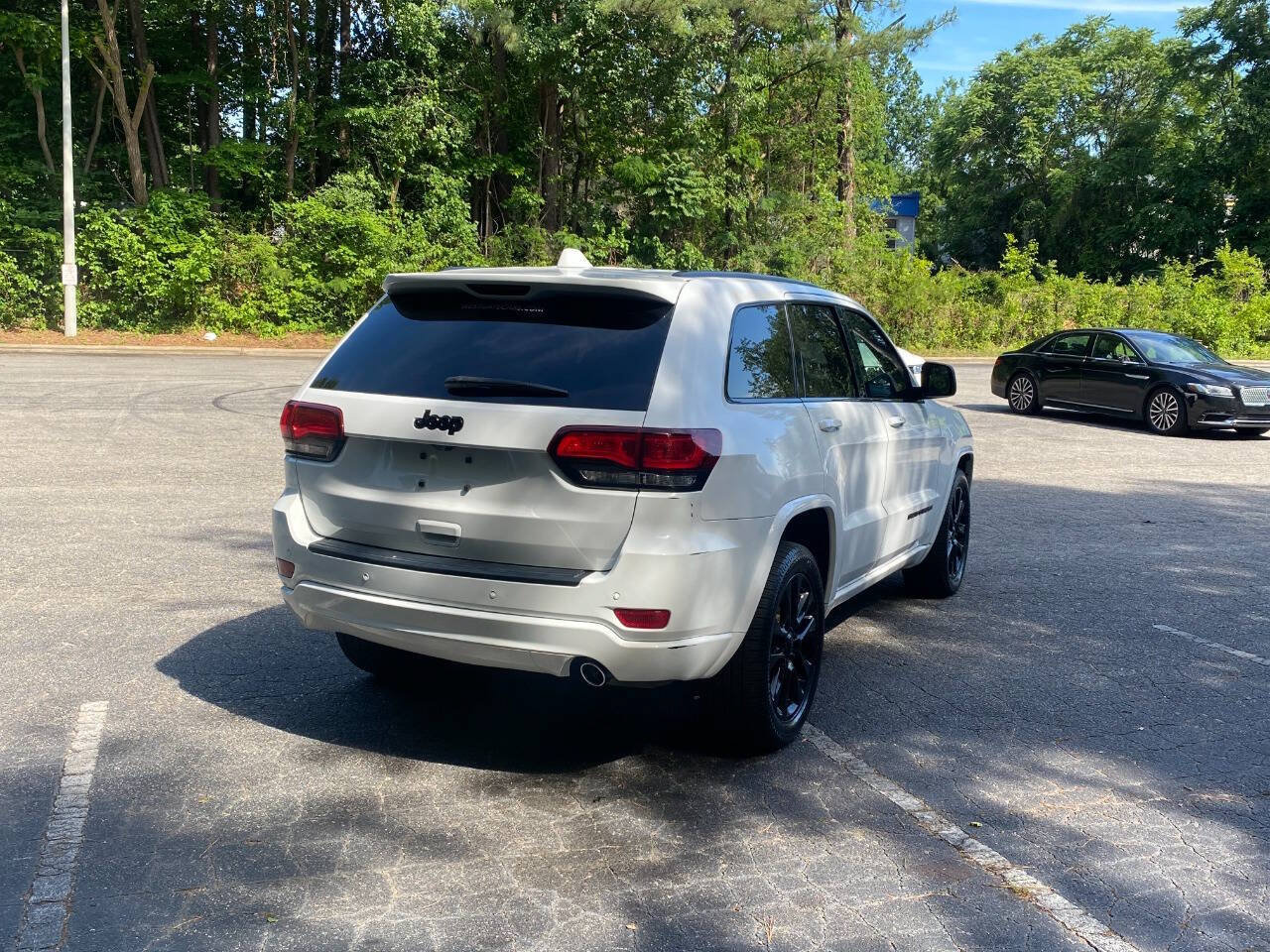 Used 2019 Jeep Grand Cherokee Altitude AWD/4WD image 4