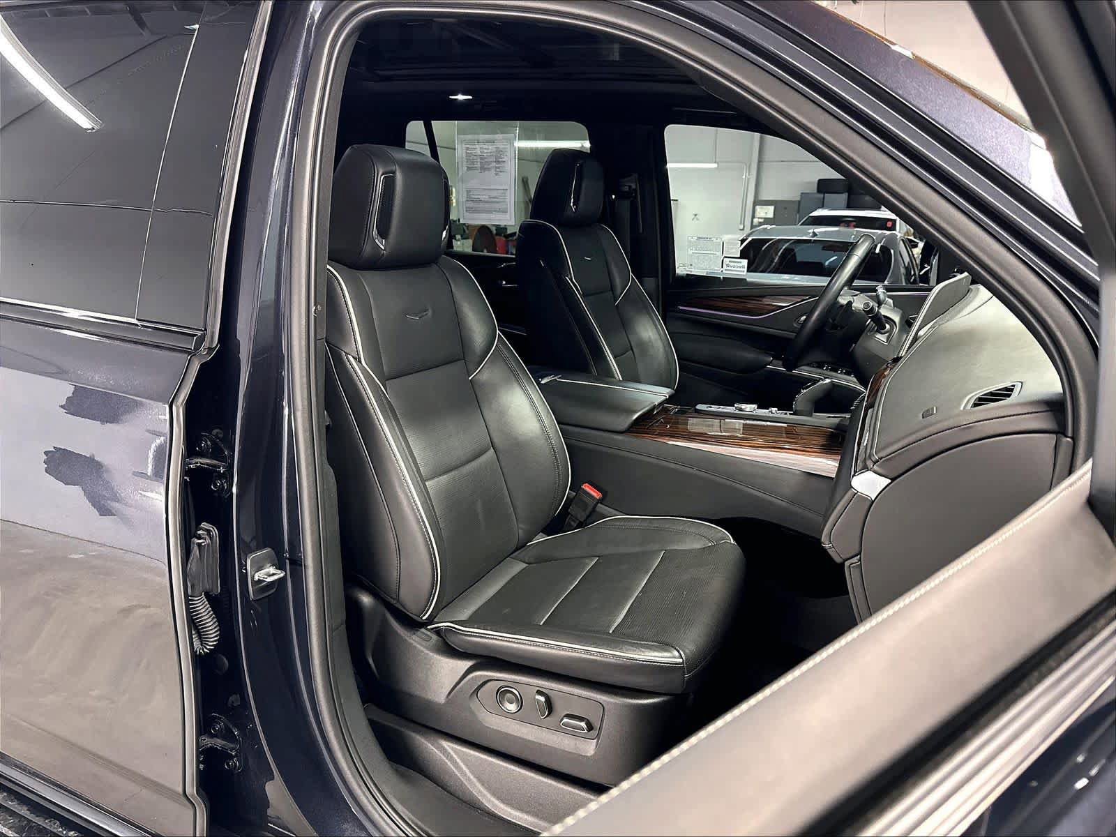 Used 2023 Cadillac Escalade Premium Luxury AWD/4WD image 10