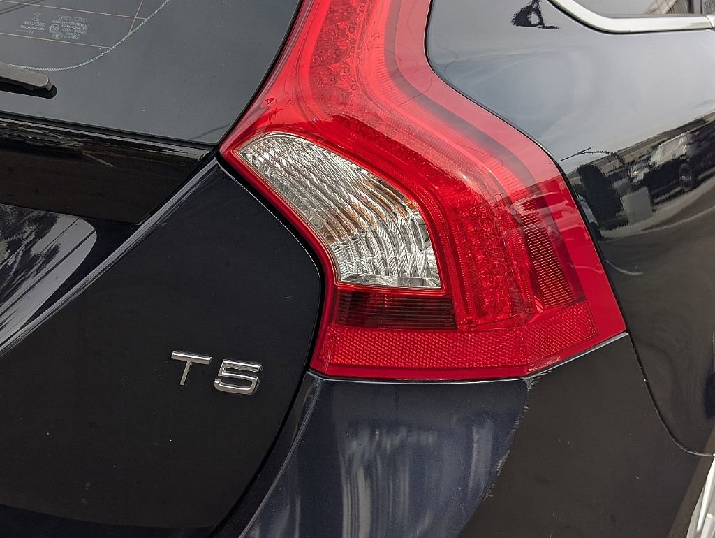 Used 2017 Volvo V60 T5 Premier w/ Convenience Package image 12