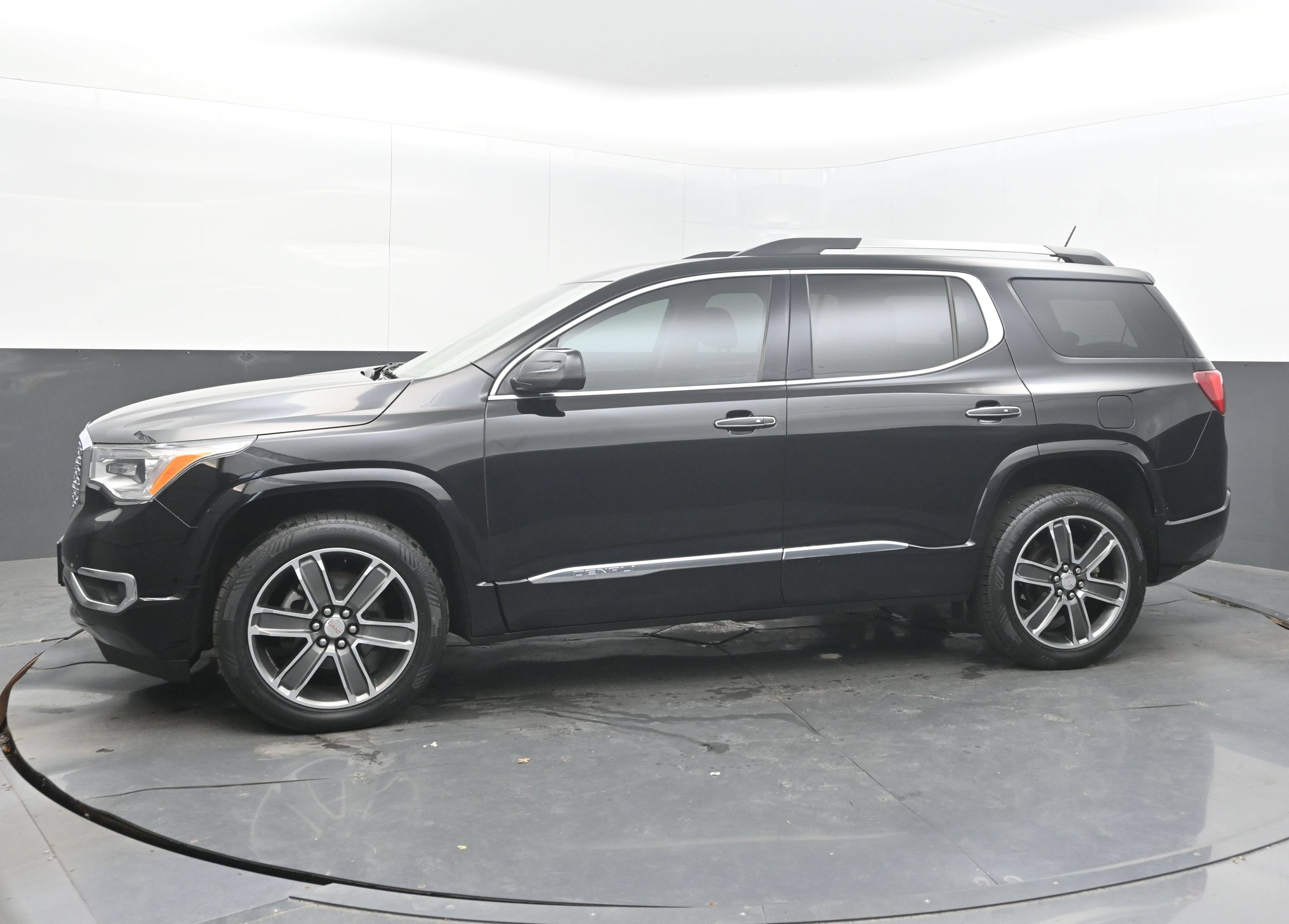 Used 2018 GMC Acadia Denali w/ Technology Package AWD/4WD image 5