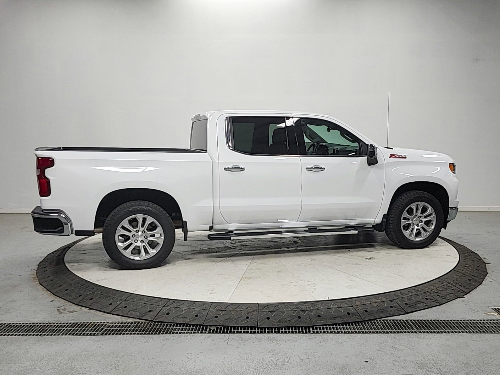 Used 2024 Chevrolet Silverado 1500 LTZ image 8