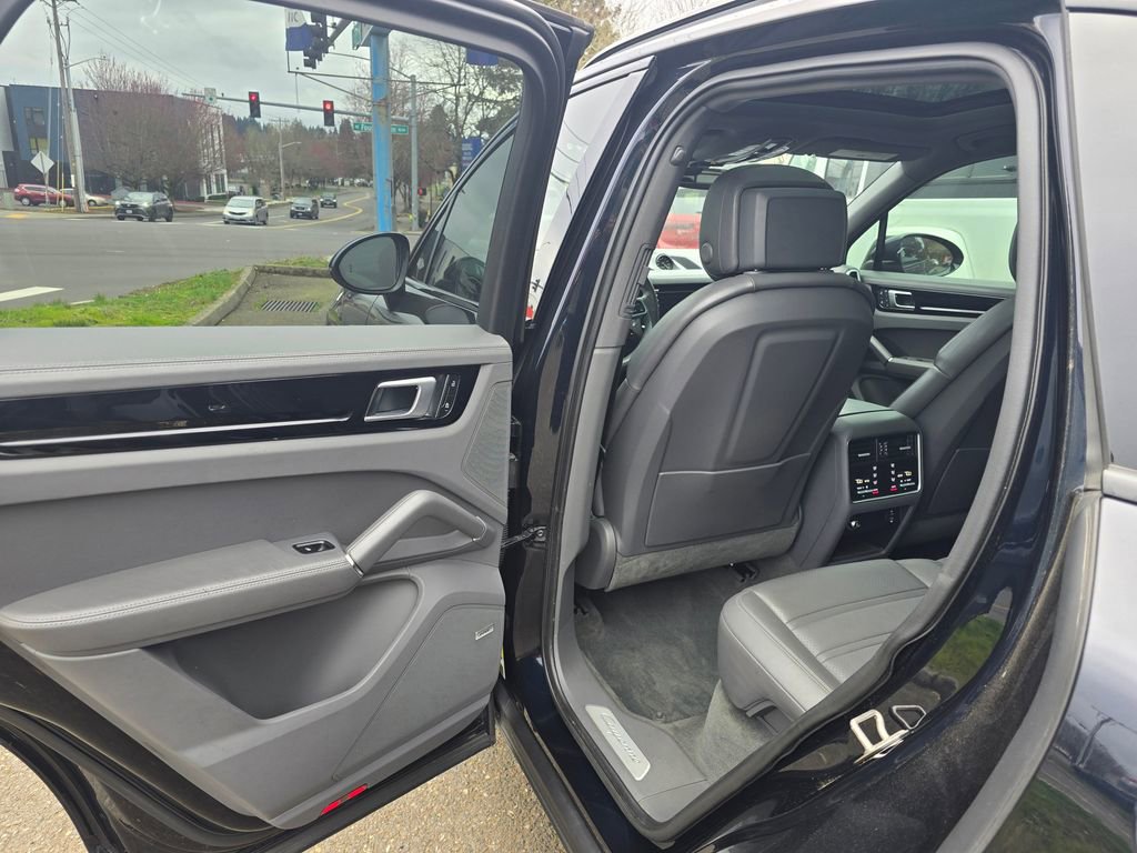 Used 2022 Porsche Cayenne E-Hybrid image 54