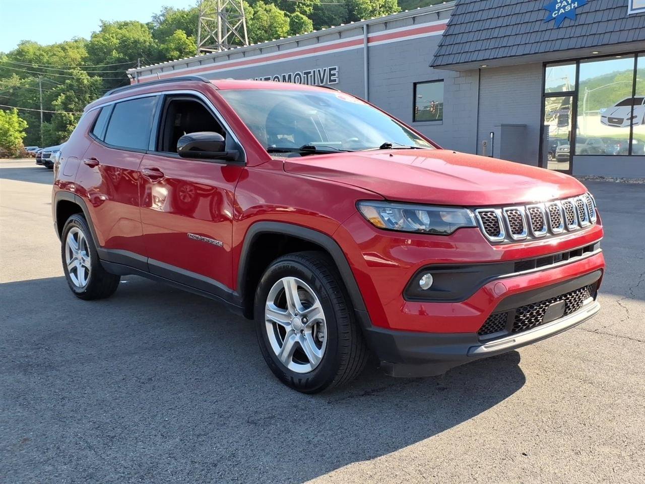 Used 2024 Jeep Compass Latitude AWD/4WD image 2
