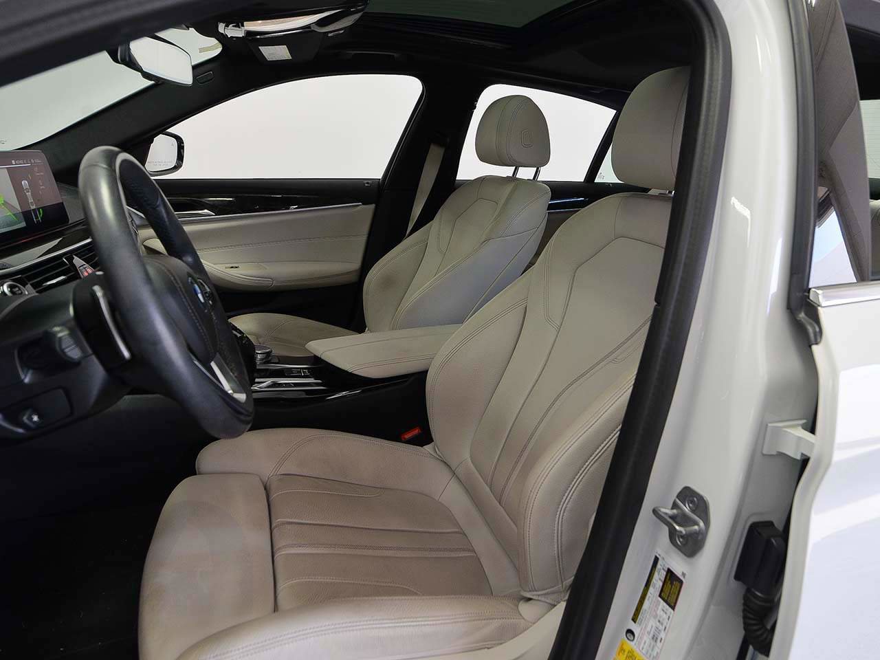 Certified 2023 BMW 530e w/ Premium Package image 8