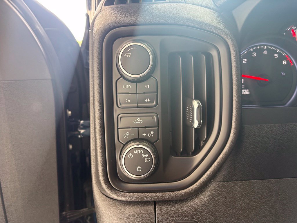 Used 2022 Chevrolet Silverado 1500 Custom Trail Boss w/ LPO, Dark Essentials Package AWD/4WD image 6