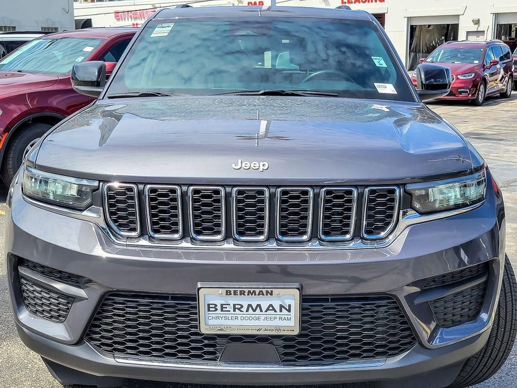 Used 2024 Jeep Grand Cherokee Laredo X w/ Luxury Tech Group I image 5