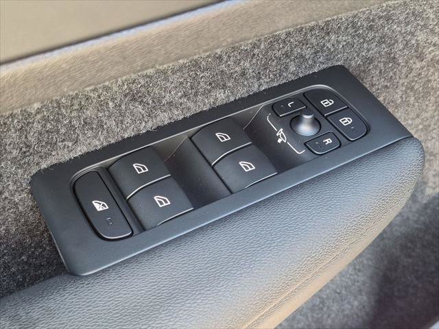 Certified 2024 Volvo XC40 B5 Core w/ Protection Package Premier AWD/4WD image 11