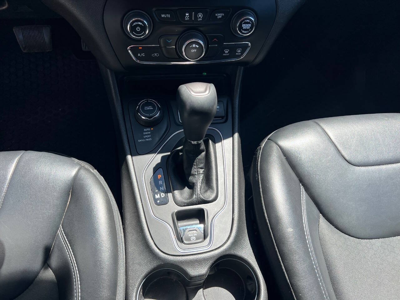 Used 2019 Jeep Cherokee Latitude Plus w/ Cold Weather Group AWD/4WD image 8