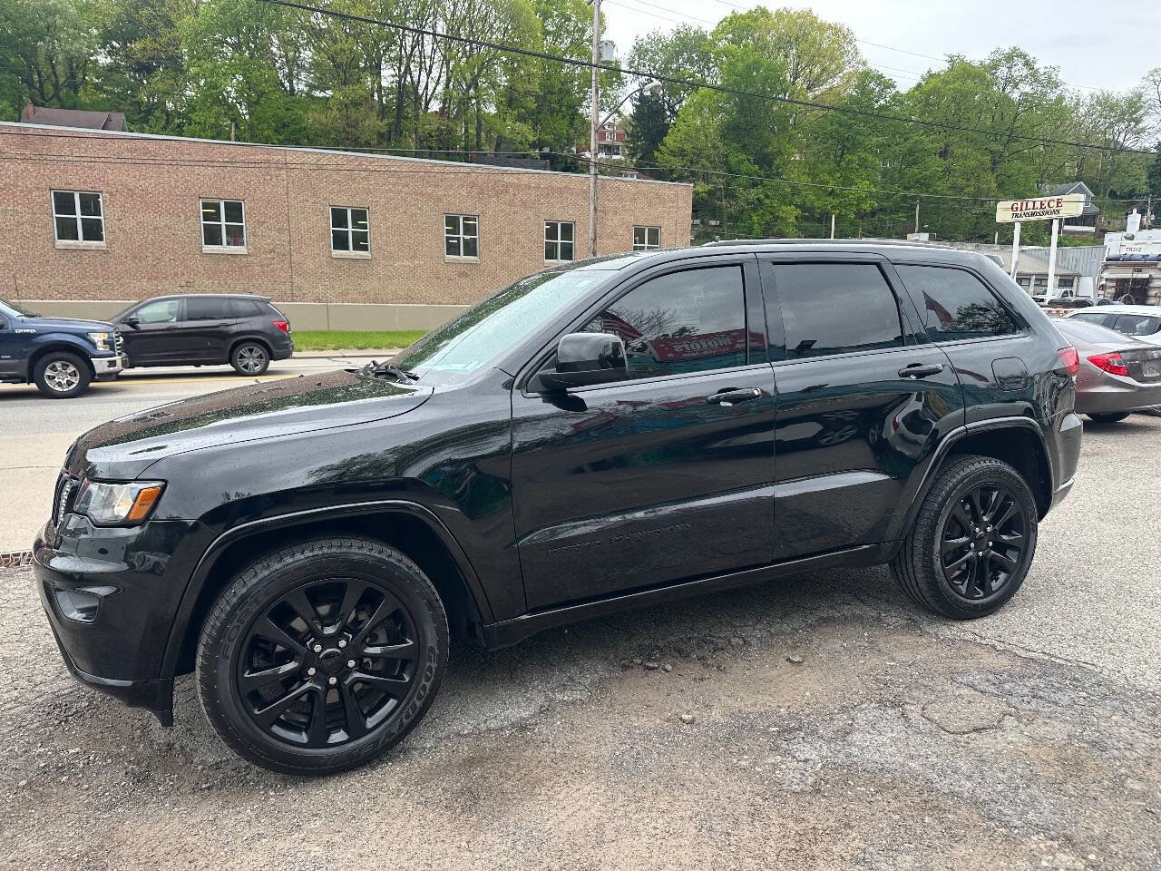 Used 2017 Jeep Grand Cherokee Altitude AWD/4WD image 3