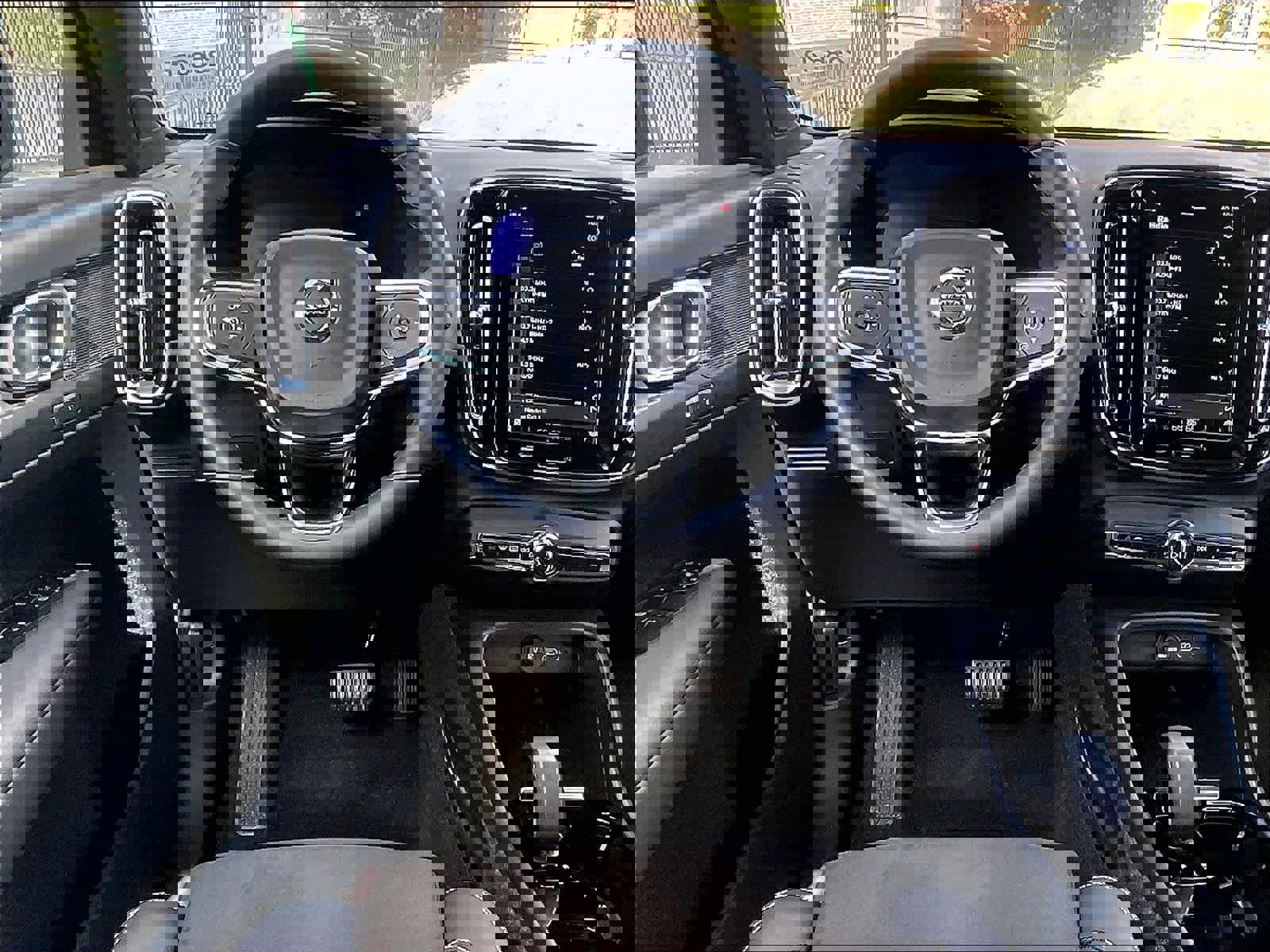 Used 2023 Volvo XC40 Recharge Plus w/ Protection Package Premier image 8