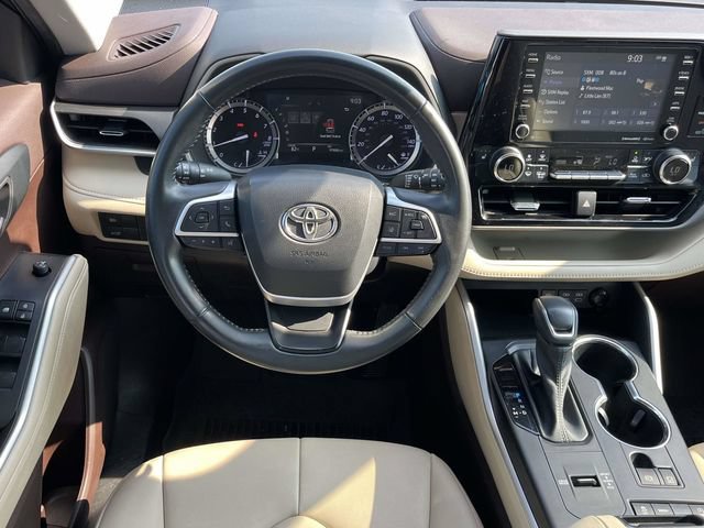 Used 2022 Toyota Highlander XLE FWD image 19