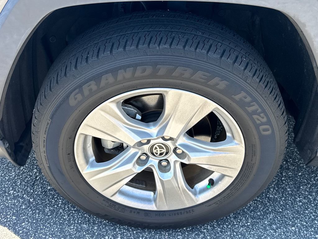 Used 2021 Toyota RAV4 XLE w/ Convenience Package FWD image 11