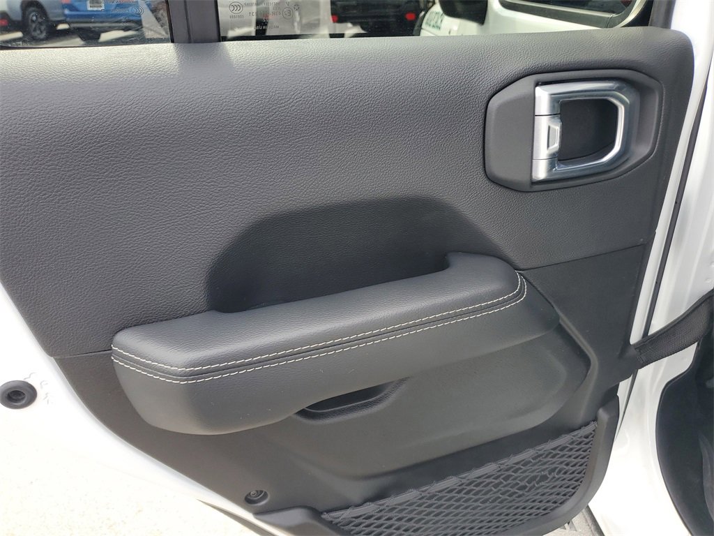 Used 2022 Jeep Gladiator Overland w/ Popular Equipment Package image 9