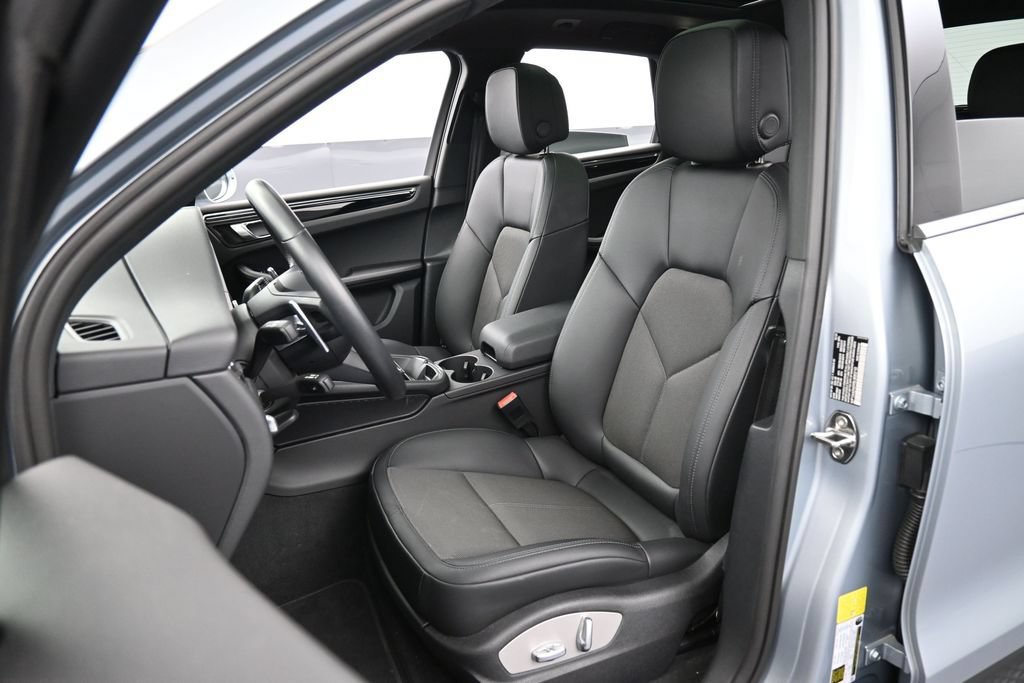 Certified 2025 Porsche Macan AWD/4WD image 5