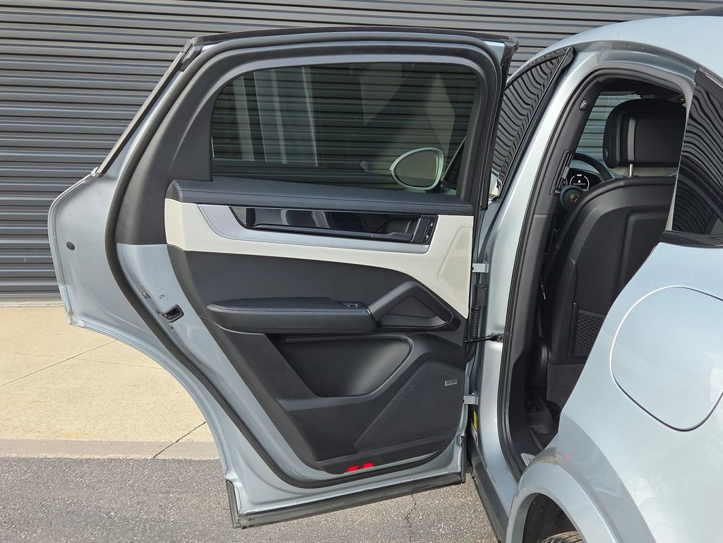 Certified 2025 Porsche Cayenne E-Hybrid Coupe image 17
